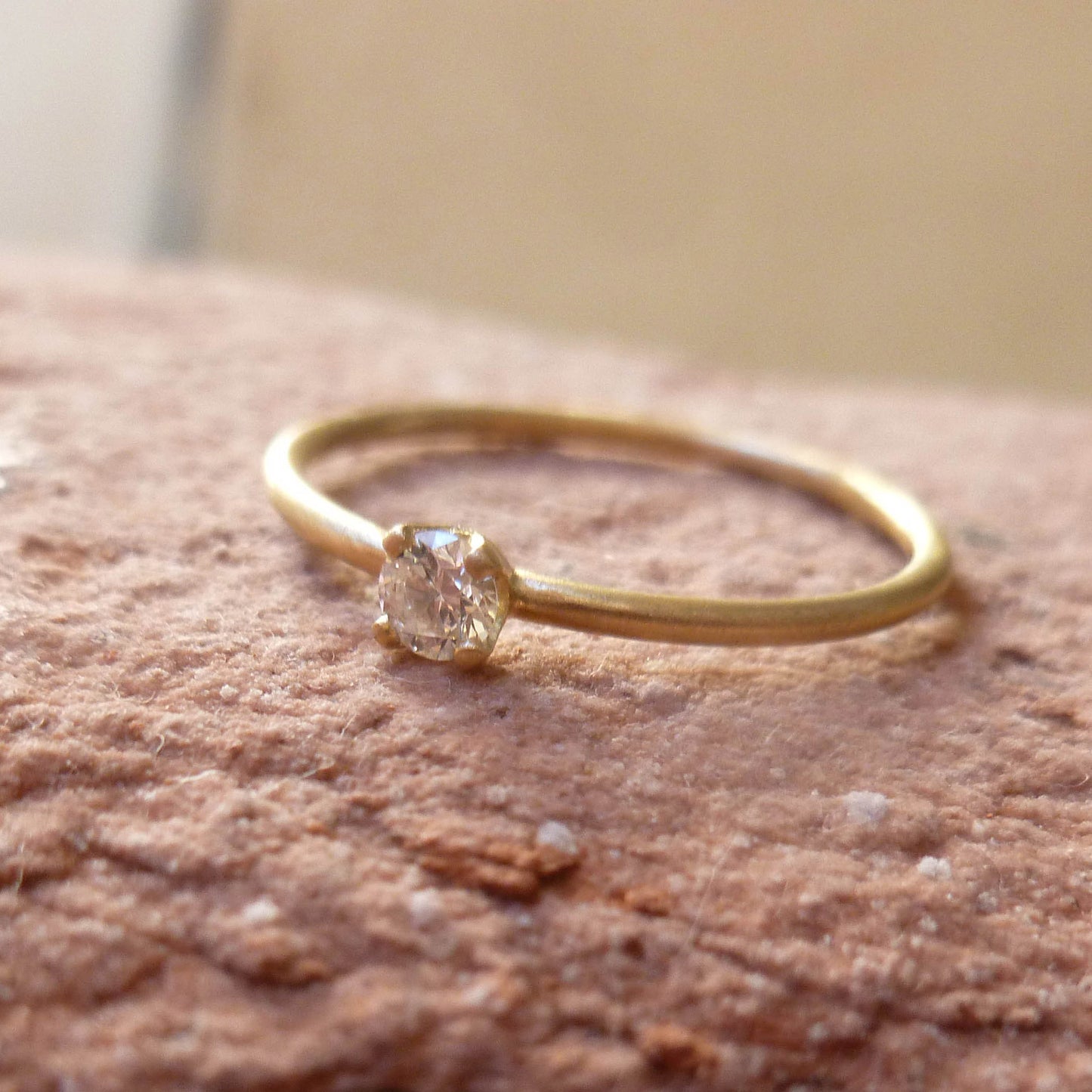 Bague-créateur-diamant-or-solitaire