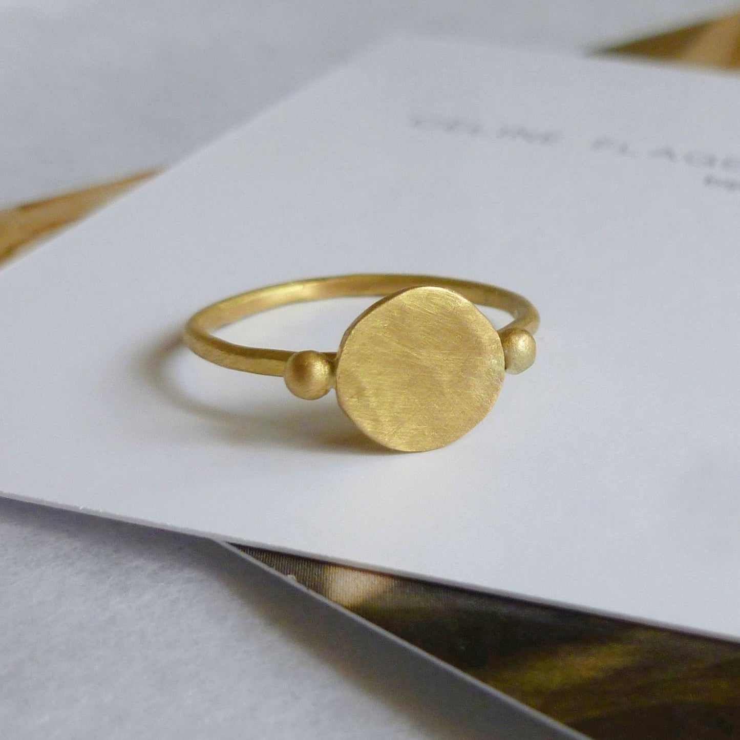 Bague de créateur en or martelé