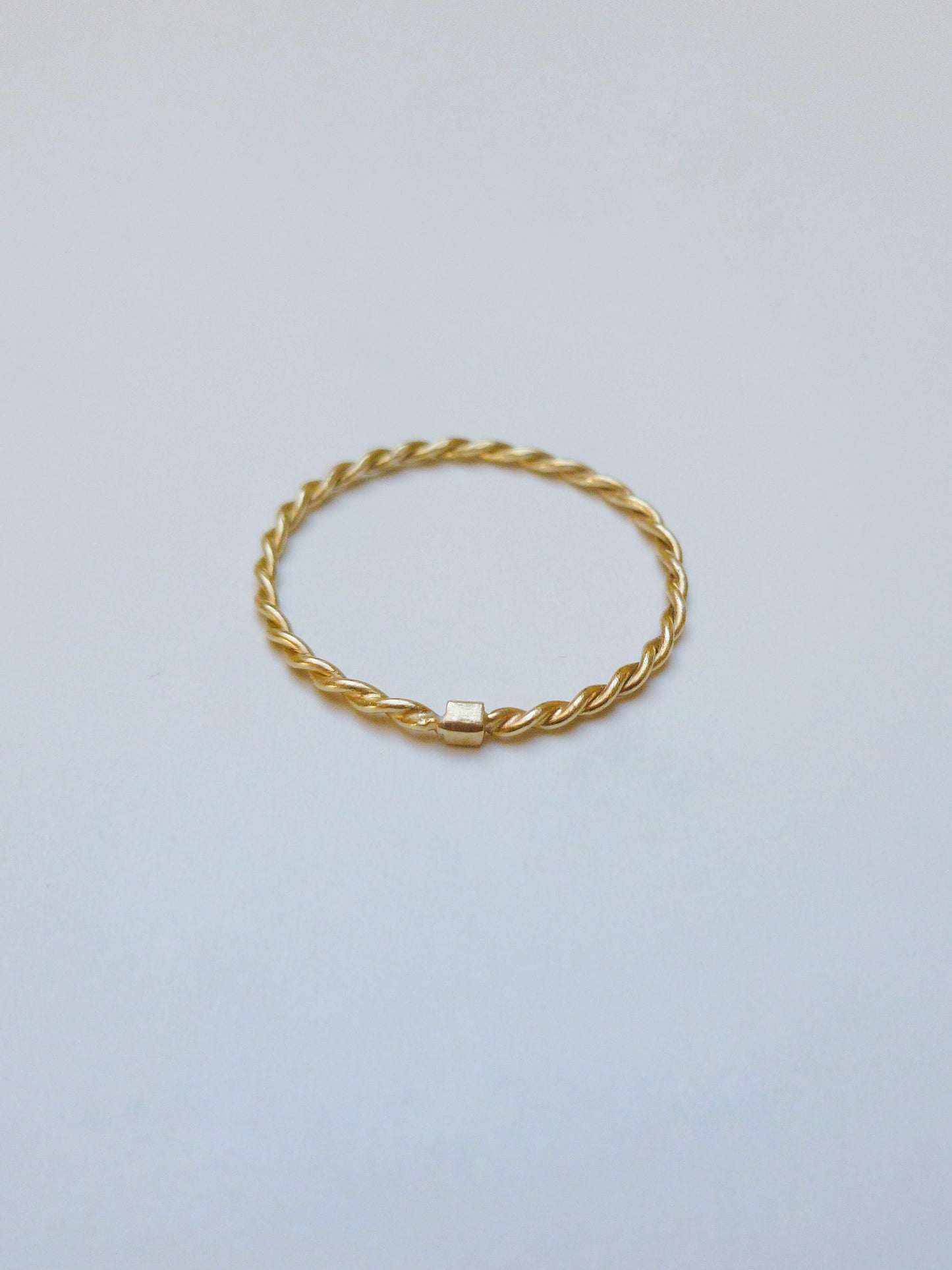 bague en or jaune 18carats très fine et torsadée