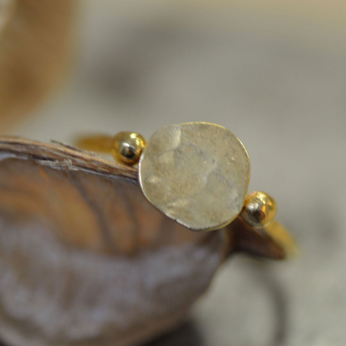 Bague de createur or martelée