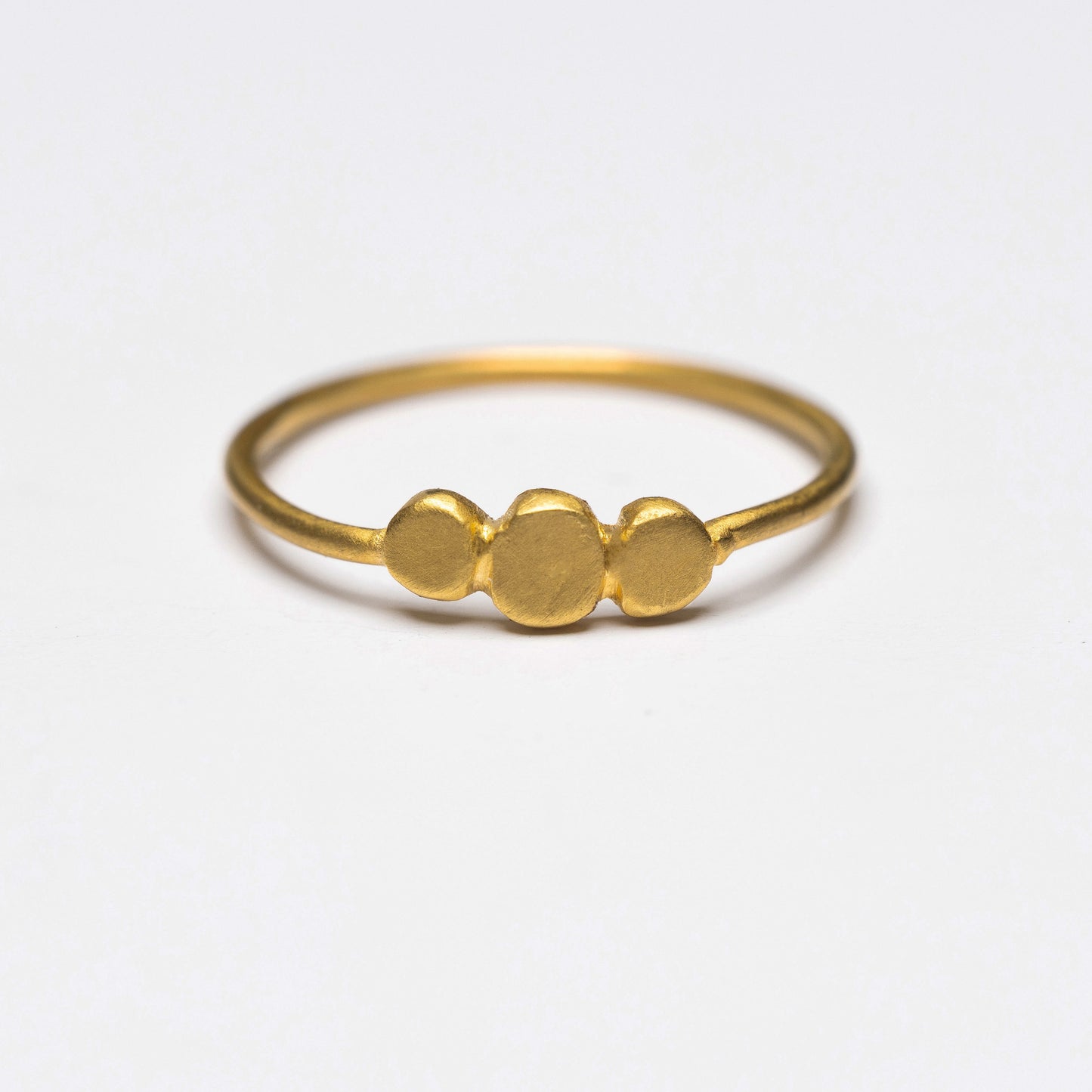 Bague créateur minimaliste et texturée