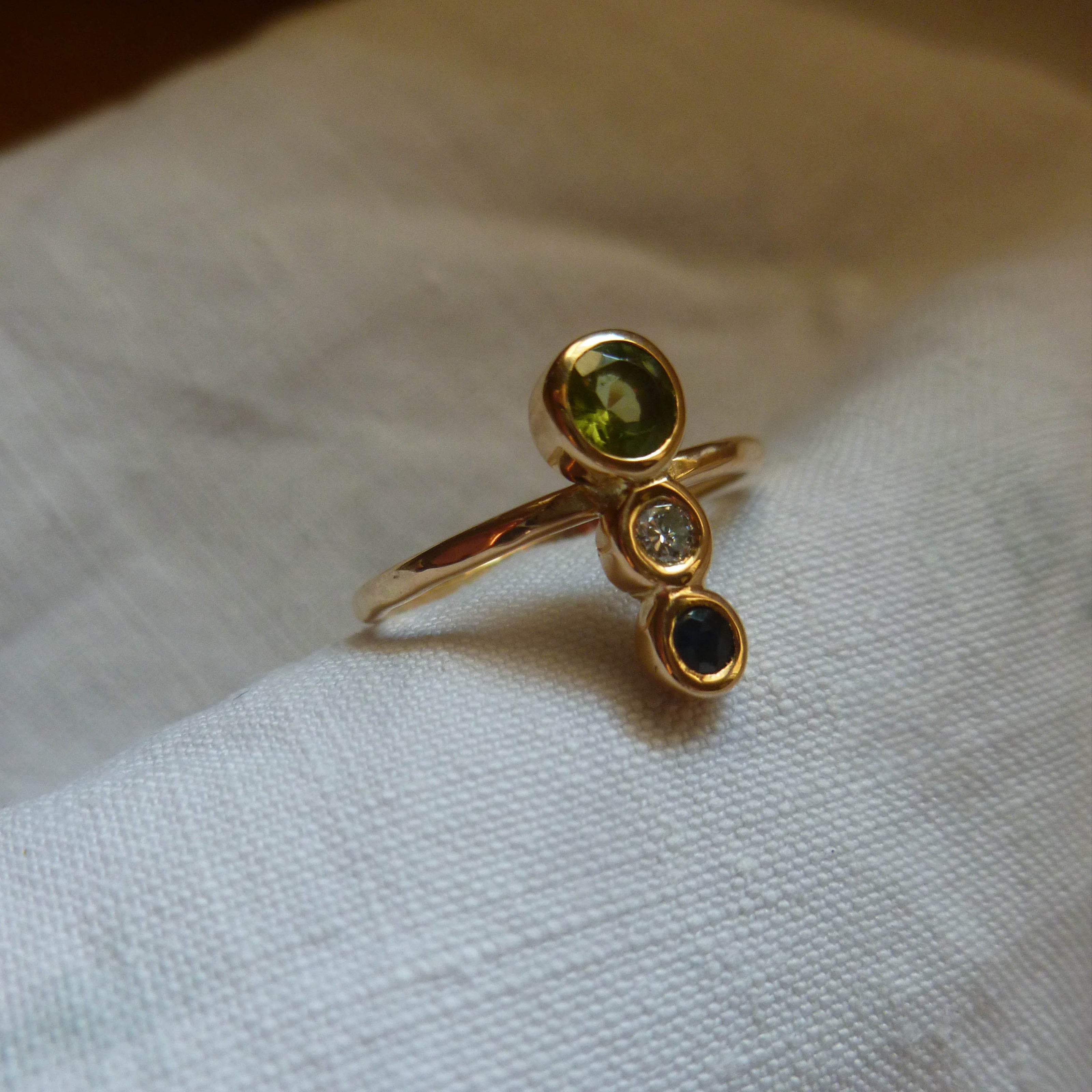 Bague en or 18 carats et pierres précieuses 