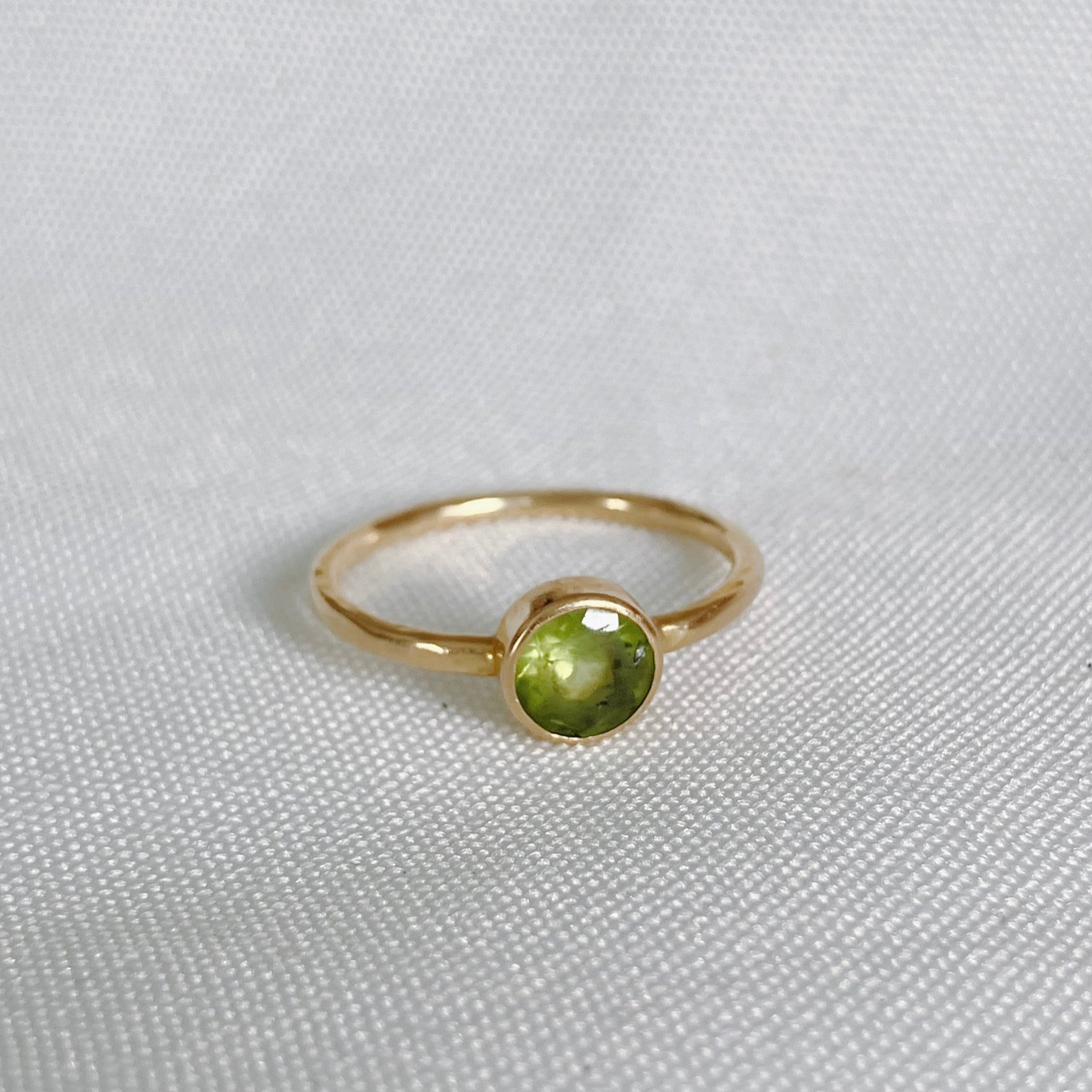 bague en or jaune et pierre verte bijoux de créateur