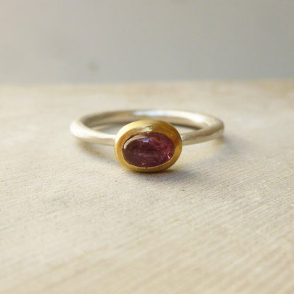 bague en argent et pierre rose 
