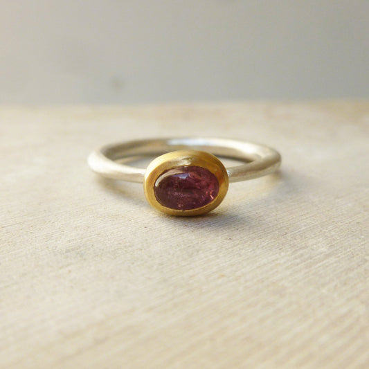 bague en argent et pierre rose 