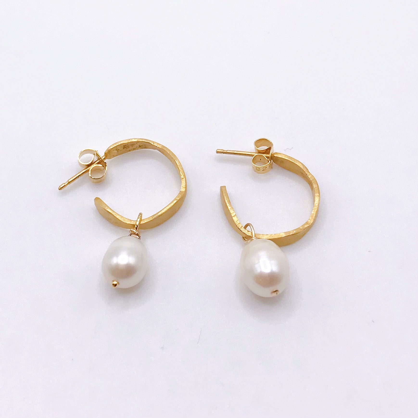 Boucles d'oreilles dorées et perle d'eau douce