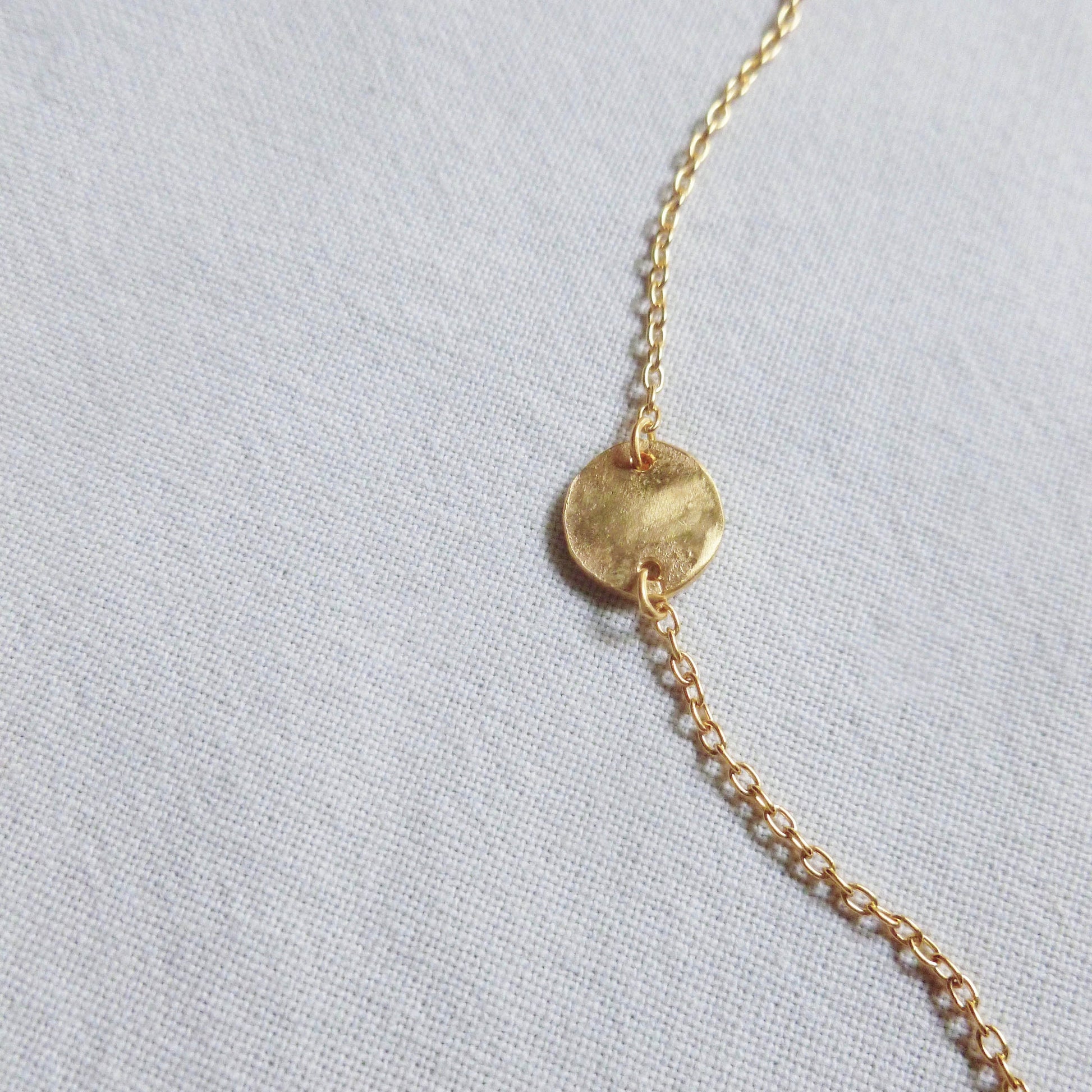 bracelet medaille dorée fin 