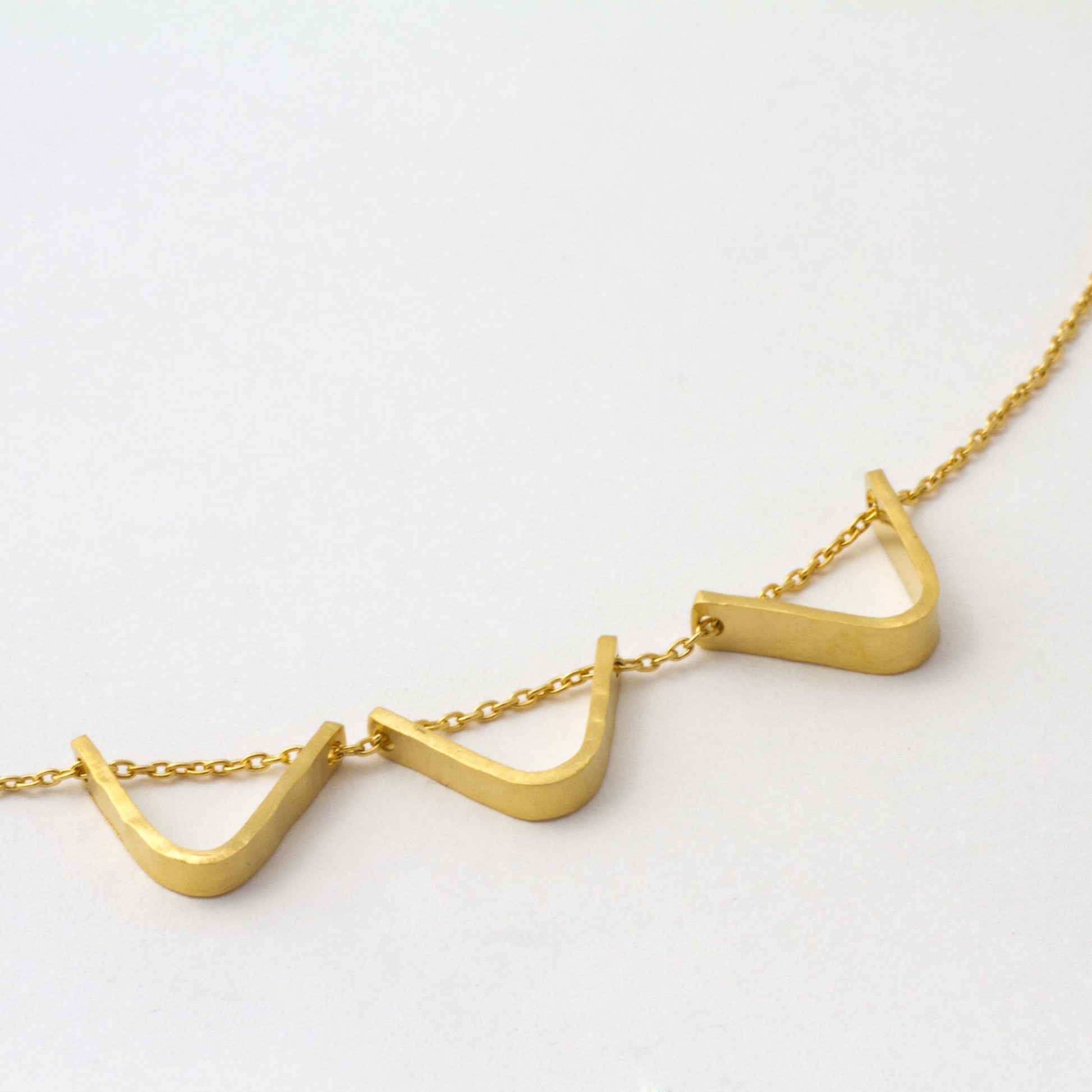 collier createur fin martelé en or
