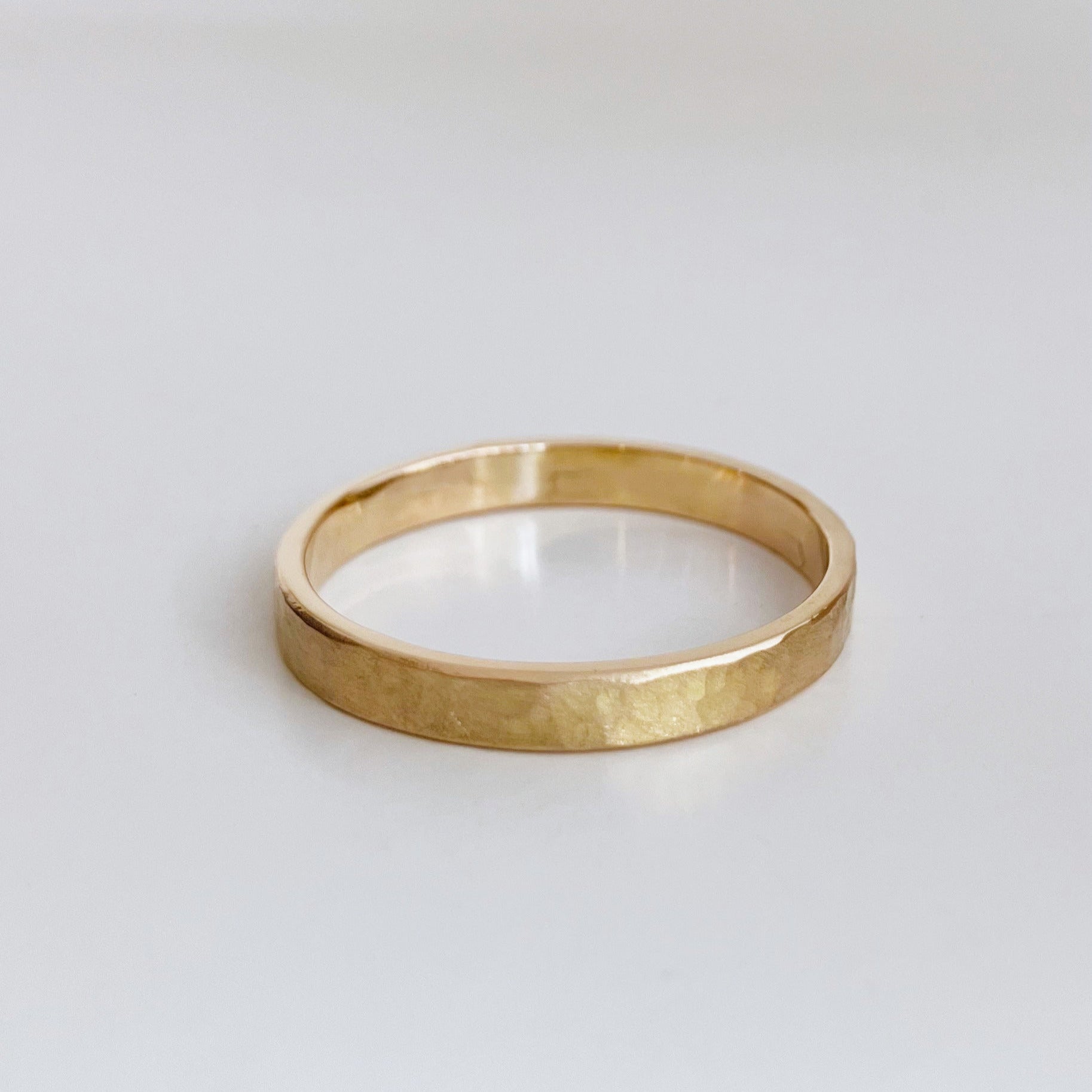alliance homme en or martelé