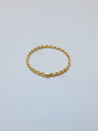 bague en or jaune 18carats très fine et torsadée  