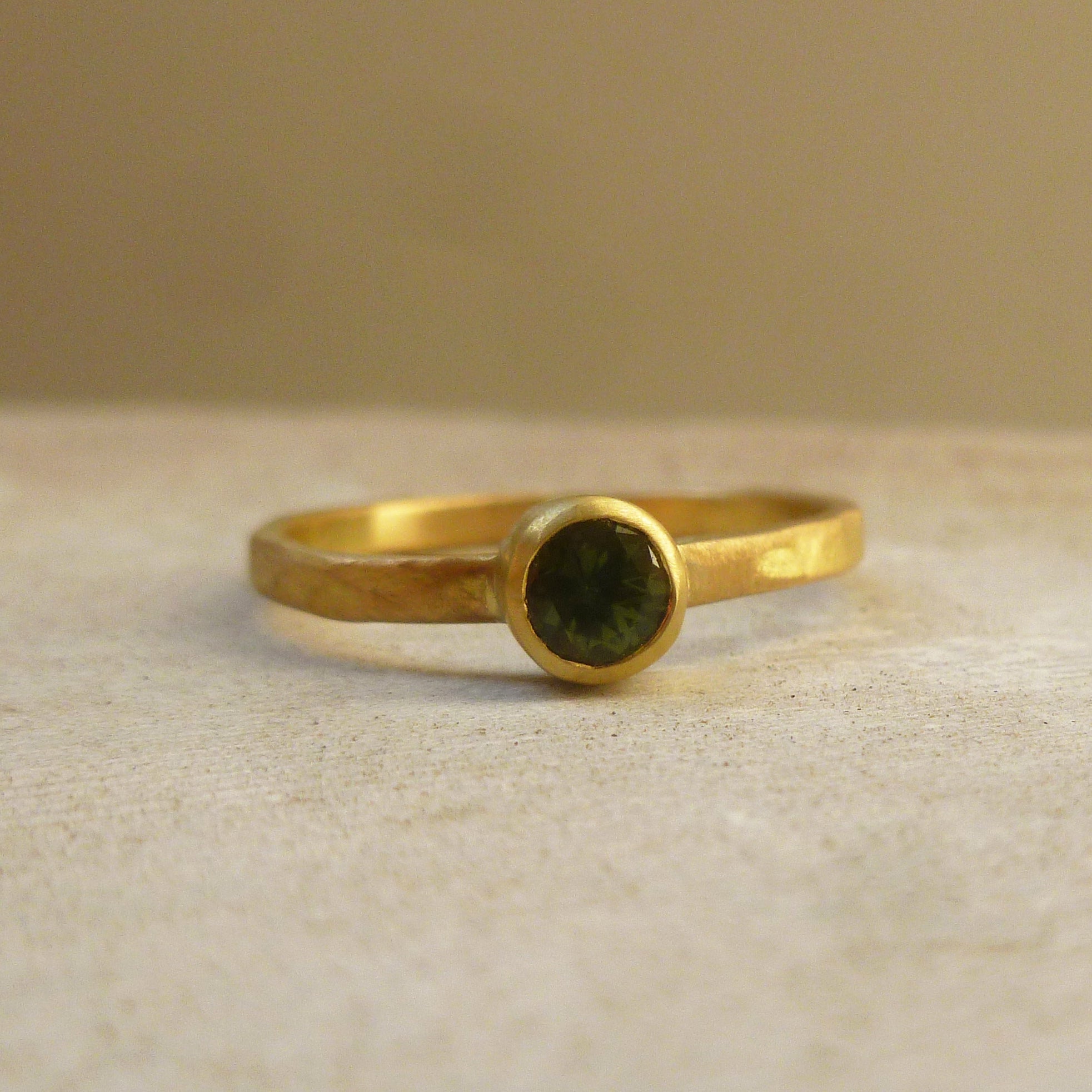 bague de créateur en or et saphir bijou martelé